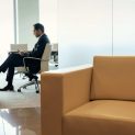 内容运营人员在明亮的会议室里整理片单分类标签，白板上贴满彩色便签